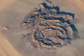 Độc đáo những dãy núi đồng tâm trong sa mạc Sahara
