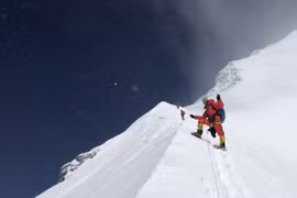 Gần 300 nhà leo núi lập kỷ lục chinh phục thành công đỉnh Everest