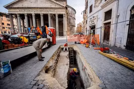 Hố sụt bất ngờ xuất hiện gần đền Pantheon, hé lộ 'kho báu' vô giá