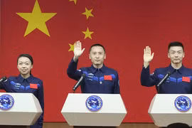 Phi hành gia Trung Quốc lên trạm Thiên Cung, chuẩn bị đổ bộ lên Mặt trăng