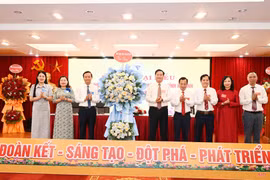 ... và lãnh đạo tỉnh Hà Tĩnh tặng hoa chúc mừng đại hội.