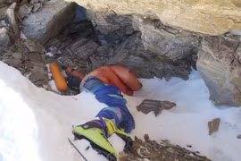 Vì sao thi thể nhà leo núi mãi nằm trên đỉnh Everest?