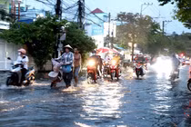 Ngày 18/10, Nam Bộ và Nam Trung Bộ mưa dông, cảnh báo lốc xoáy trên biển