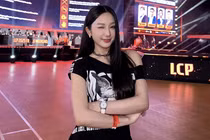 Nữ streamer diện đồ trễ nải gây tranh cãi lớn trong cộng đồng