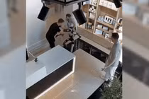 Robot Nga gây tranh cãi khi lao về phía khách hàng
