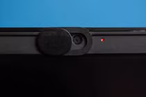 Chấm đỏ trên webcam laptop có phải bị theo dõi?