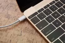 Quên sạc MacBook, dùng sạc điện thoại có được không?