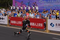 Robot Trung Quốc gây sốc khi “vượt mặt” người thật