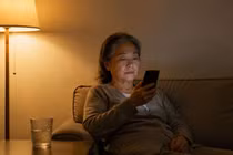 Người cao tuổi mê phim AI và nguy cơ suy giảm nhận thức