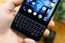 [GALLERY] Ngán ngẩm với màn hình cảm ứng, giới trẻ quay về với BlackBerry