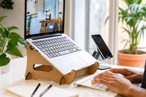 [GALLERY] Dùng laptop sai cách, nhiều người âm thầm làm hại cột sống cổ