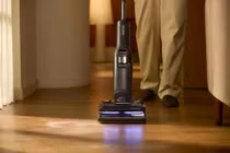 Vì sao nhà có robot vẫn cần máy lau sàn cầm tay