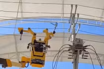 Robot Trung Quốc lần đầu sửa điện trực tiếp 10 kV
