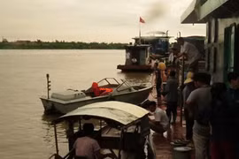 Tin mới vụ cả nhà tử vong do chìm tàu trên sông Hồng
