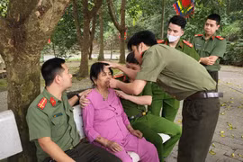Bà cụ 77 tuổi bị ngất xỉu khi đi lễ Đền Hùng
