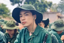 Loạt nam - nữ thần ĐH khoe vẻ đẹp không góc chết trong kỳ quân sự