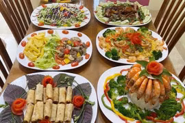 Chi 15 triệu tiền ăn mỗi tháng, gia đình có bữa cơm đủ món ngon