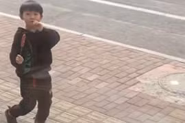 Con trai cầm xúc xích chạy ra khỏi nhà hàng, mẹ tưởng nghịch, hoá ra...