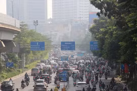 Hà Nội xây cầu vượt phân làn vẫn ùn tắc: Lỗi do đâu?