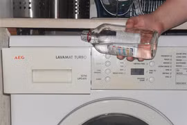 Giặt nước nóng giúp làm sạch máy giặt