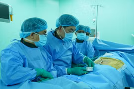 Đặt điện cực kích thích tủy sống điều trị đau mạn tính