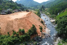 Nguy cơ vùi lấp suối Nước Lô vì Công ty Thành Đạt đổ đất thải