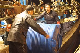 Hàng trăm người nỗ lực cứu tàu cá tiền tỷ bốc cháy
