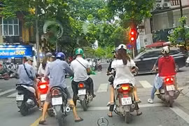 Cô gái bị nhóm dàn cảnh trộm đồ giữa phố ở Hà Nội