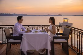 Nghỉ dưỡng diệu kỳ, phiêu hè “lãng mạn” tại miền biển di sản