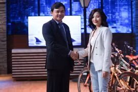 Shark Phú vì sao bị dư luận phản ứng sau khi đầu tư cho CEO xinh đẹp?