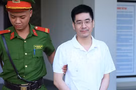 Cựu điều tra viên Hoàng Văn Hưng 'nước mắt ngắn dài' khi nhận tội