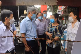Những hình ảnh xông pha vào vùng dịch Covid của Thứ trưởng Y tế Nguyễn Trường Sơn