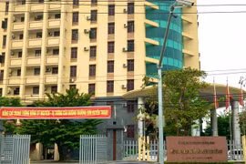Bắt 4 cán bộ Sở Tài nguyên - Môi trường Quảng Bình đánh bạc tại nhà hàng