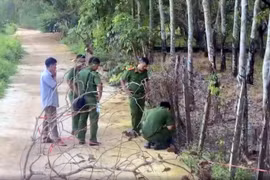 Phát hiện thi thể bé trai mất một chân cạnh lô cao su 