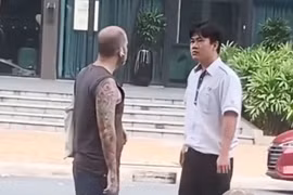 Tài xế taxi Vinasun sừng cồ khi bị khách nước ngoài nhắc nhở vứt rác bừa bãi 