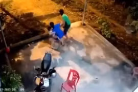 Bố xông vào đấm đá rồi cầm chân con gái 3 tuổi ném ra xa 