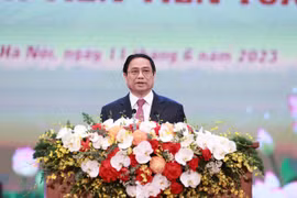 Thủ tướng: “Càng khó khăn thì càng phải thi đua“