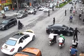 Tạm giữ 4 người vụ vệ sĩ “điều tiết giao thông” cho xe cưới