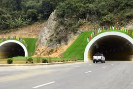 Tạm đóng hầm xuyên núi đường bao biển Hạ Long - Cẩm Phả