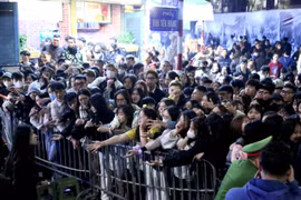 Hồ Gươm chật kín người chờ Countdown đón năm mới 2025 