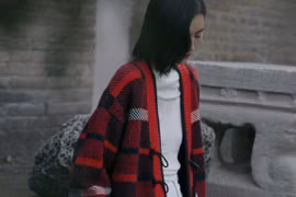 Trend mốt áo “bà già” hút giới trẻ như nào?