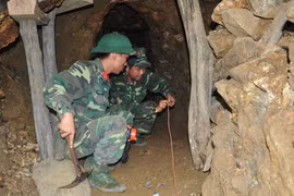 Mục kích bộ đội, công an đánh sập địa đạo của "vàng tặc"