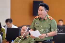 Gallery - Tướng công an ngã ngựa - image 11