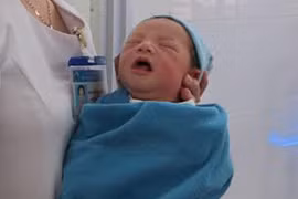 Bé 2 tuổi khóc thét nhìn mẹ đẻ rơi em giữa công viên