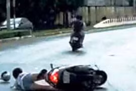 Bắt kẻ giật túi làm người mẫu hôn mê 