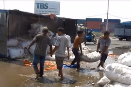 Hết hôi của, người dân đội nắng giúp tài xế dọn mì
