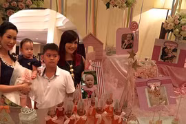 Trịnh Kim Chi mở tiệc mừng thôi nôi cho con gái