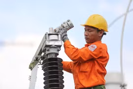 Giá điện vừa được điều chỉnh tăng lên hơn 2.100 đồng/kWh