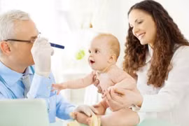 Khi nào cần đưa trẻ đi khám mắt