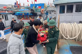 Kịp thời đưa ngư dân gặp nạn trên biển vào bờ cấp cứu